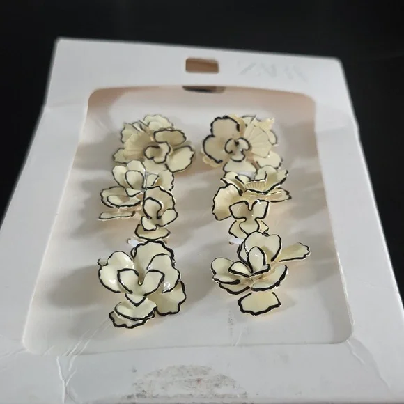 ZARA Contrast Flower Earrings - Picture 7 of 14